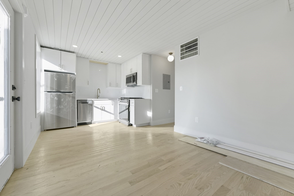 183 Maverick St # 3