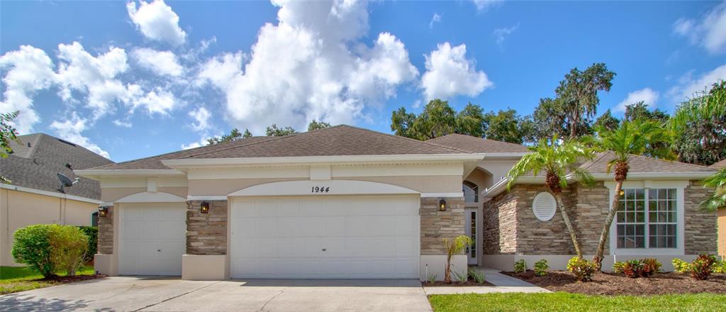1944 WILLOW WOOD DR