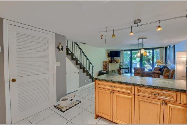 3881 CRYSTAL LAKE DR #4