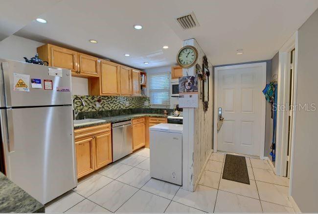 3881 CRYSTAL LAKE DR #4