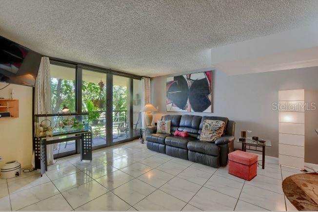 3881 CRYSTAL LAKE DR #4