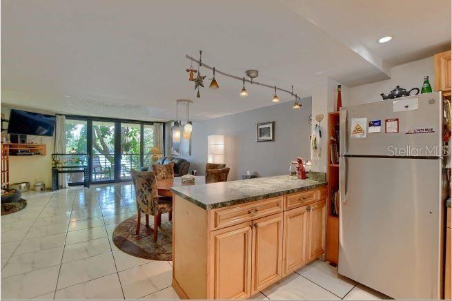 3881 CRYSTAL LAKE DR #4