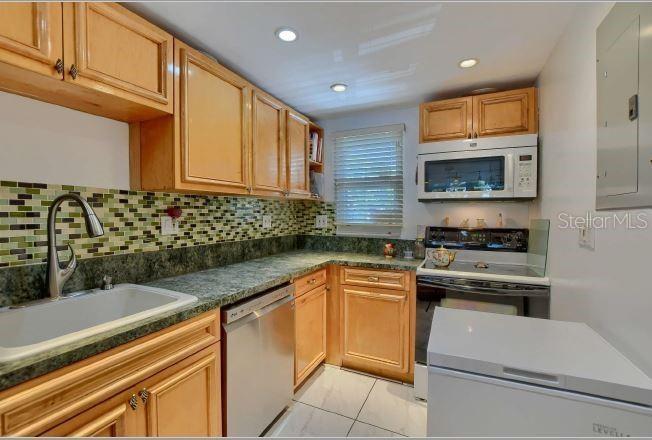 3881 CRYSTAL LAKE DR #4