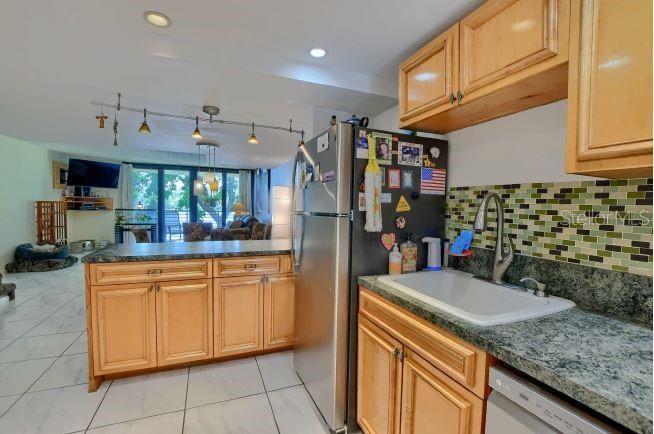 3881 CRYSTAL LAKE DR #4