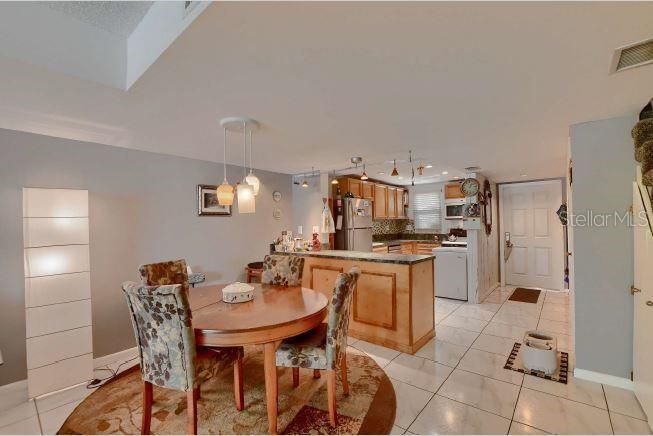 3881 CRYSTAL LAKE DR #4