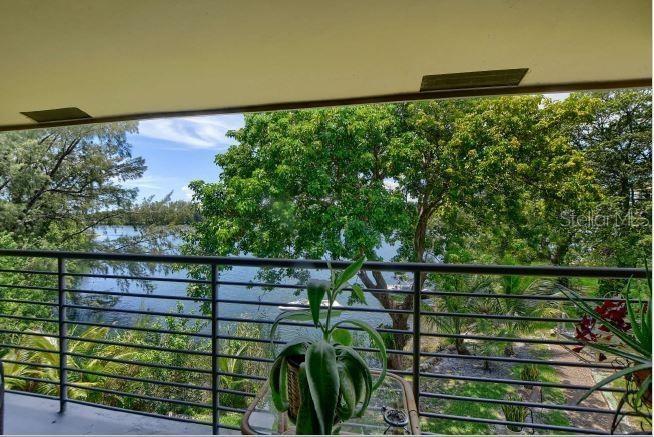 3881 CRYSTAL LAKE DR #4