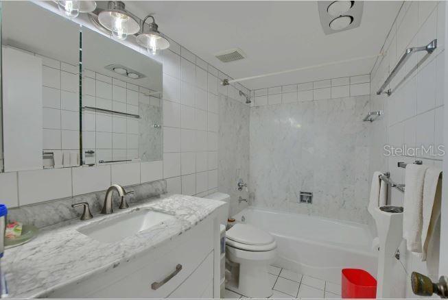 3881 CRYSTAL LAKE DR #4