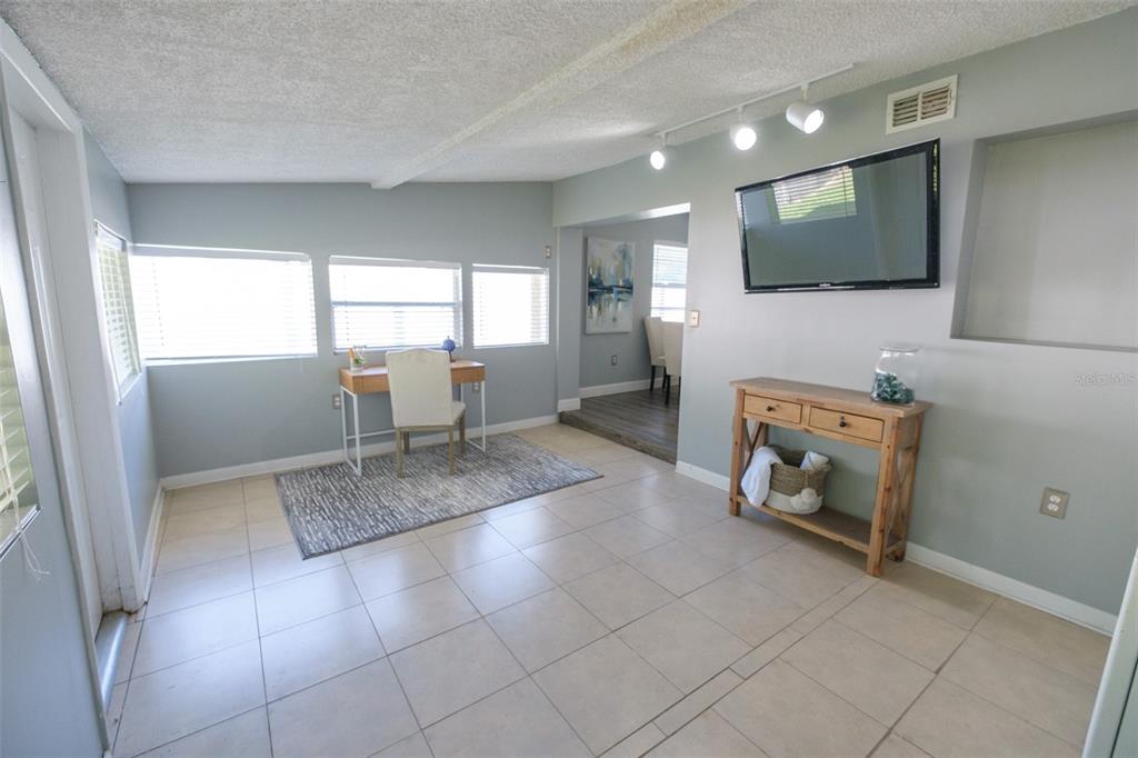 337 S COUNTRY CLUB RD