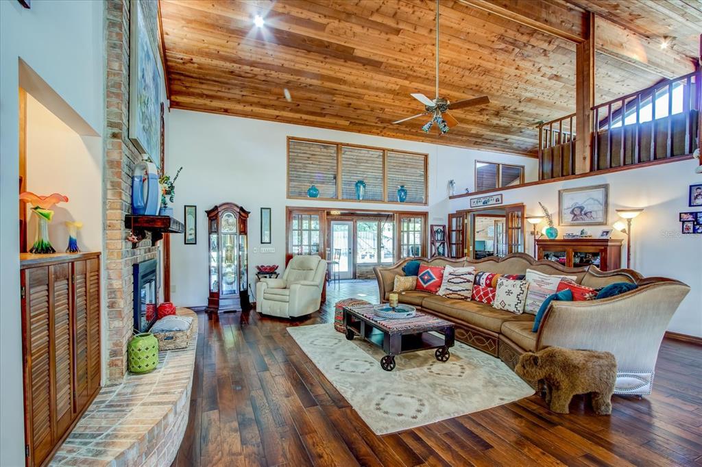 213 BARRY CT