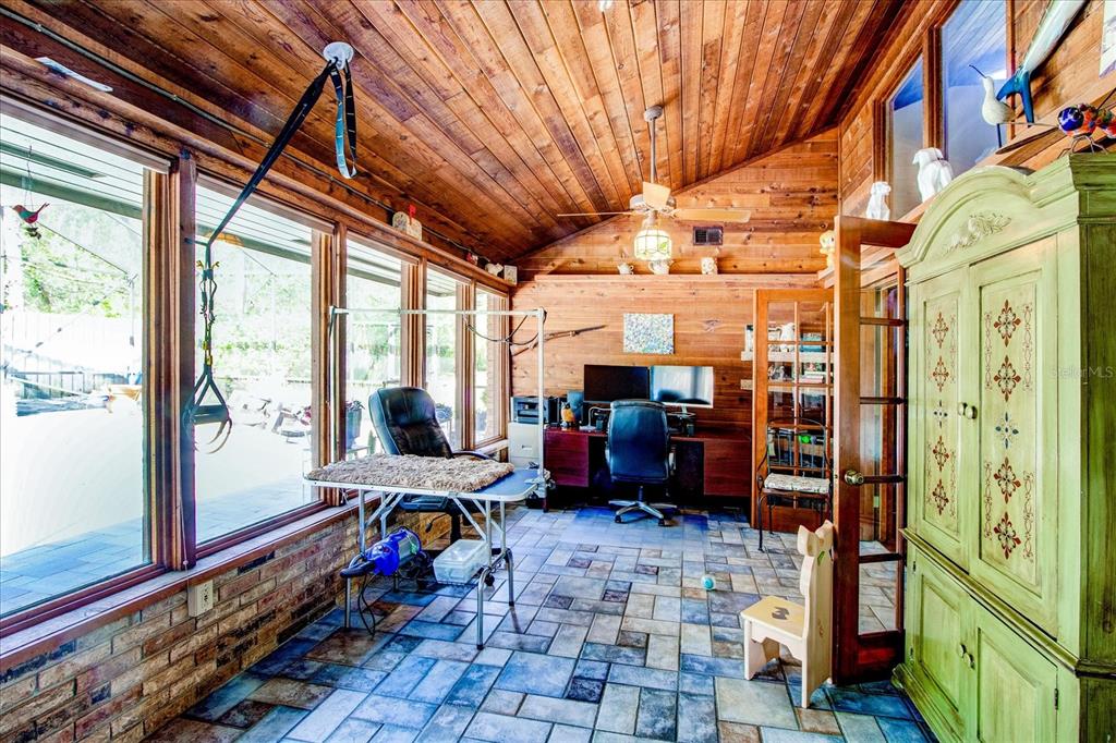213 BARRY CT