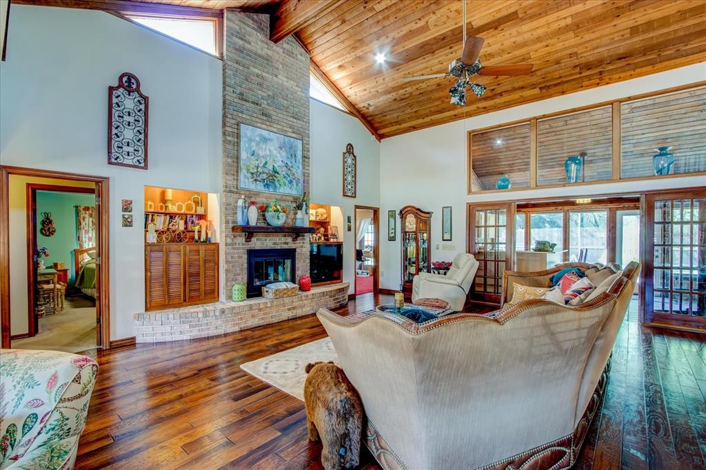 213 BARRY CT