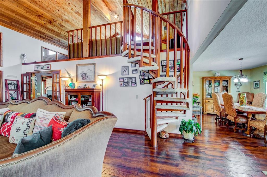 213 BARRY CT