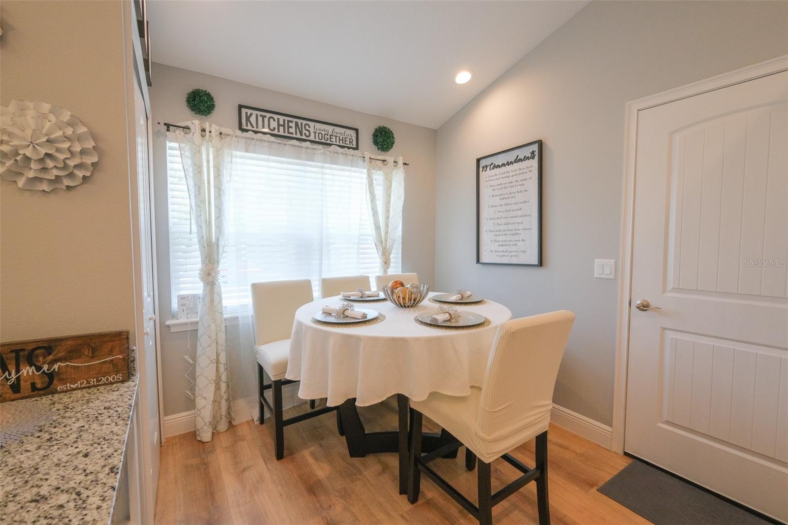 1182 FOUNTAINHEAD DR