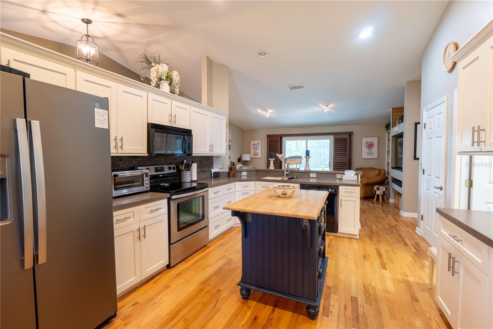 896 KERWOOD CIR