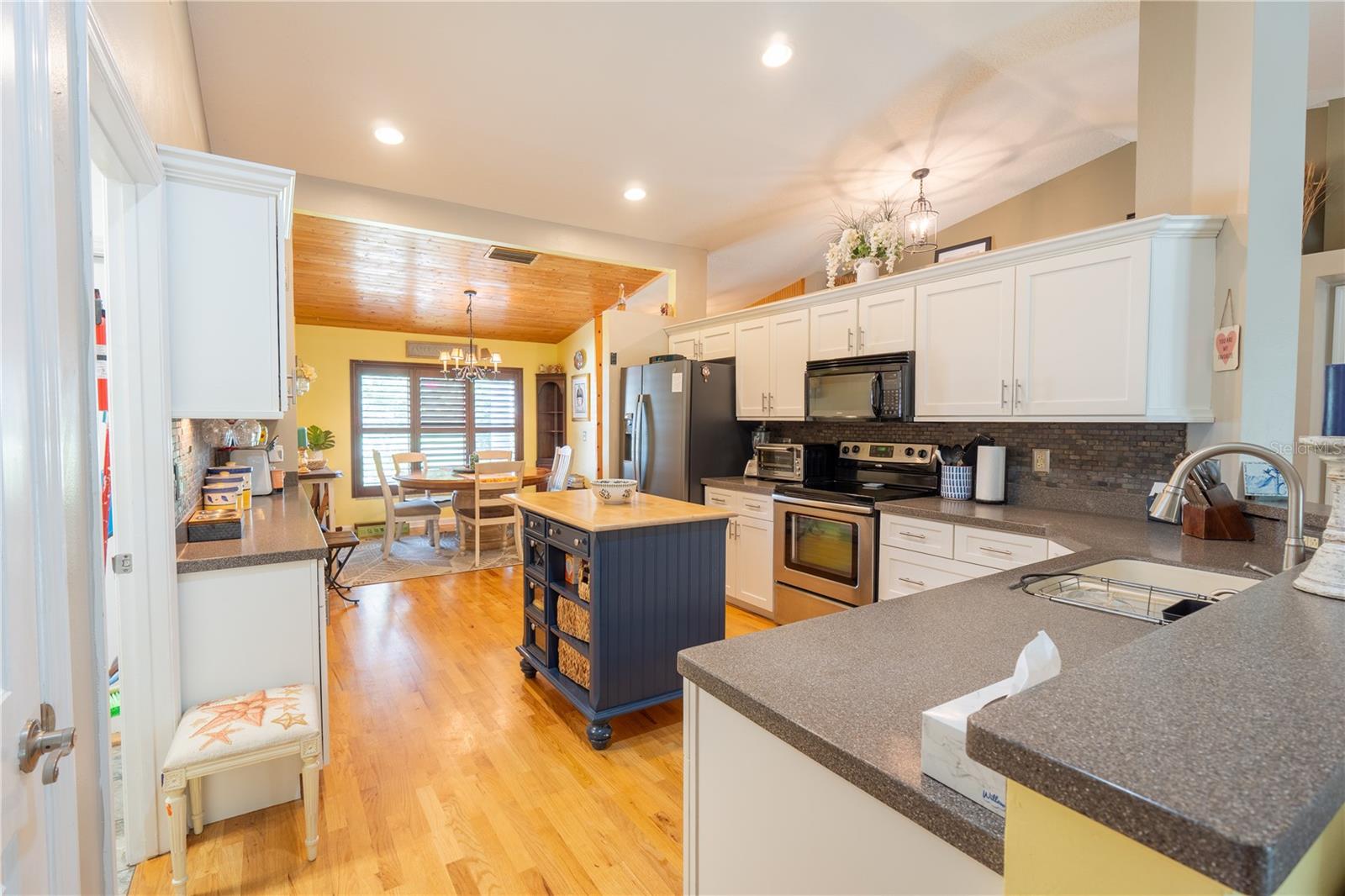 896 KERWOOD CIR