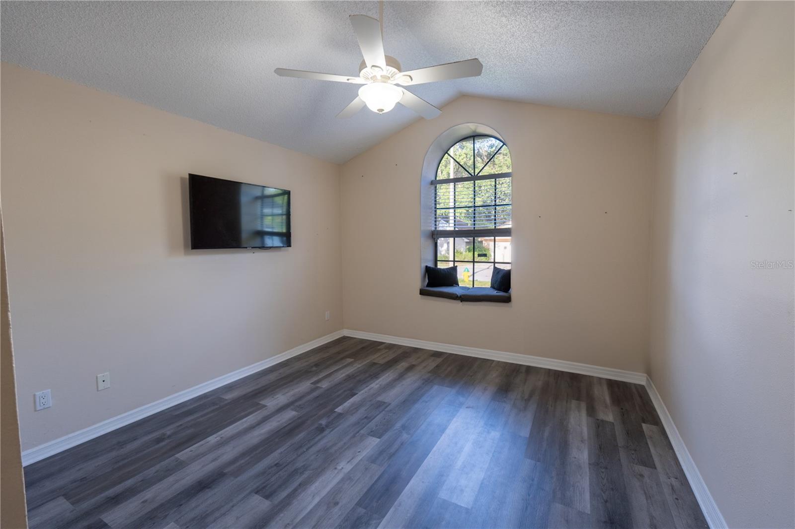 560 REMINGTON OAK DR