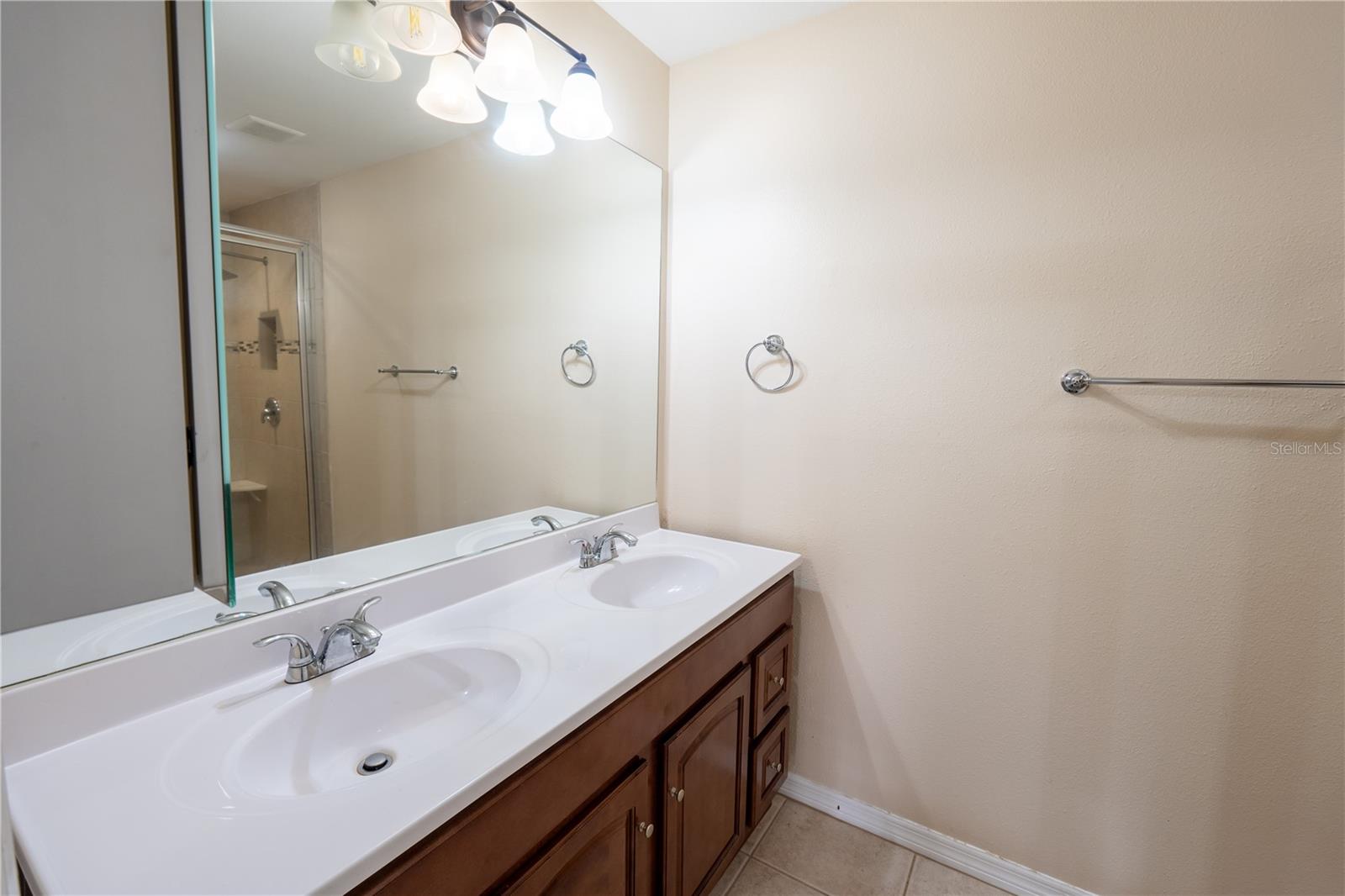 560 REMINGTON OAK DR