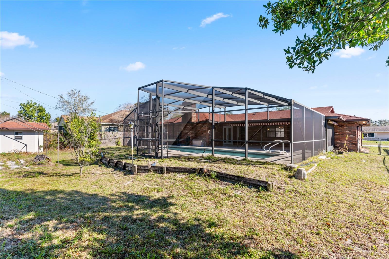 2050 GREENVIEW DR
