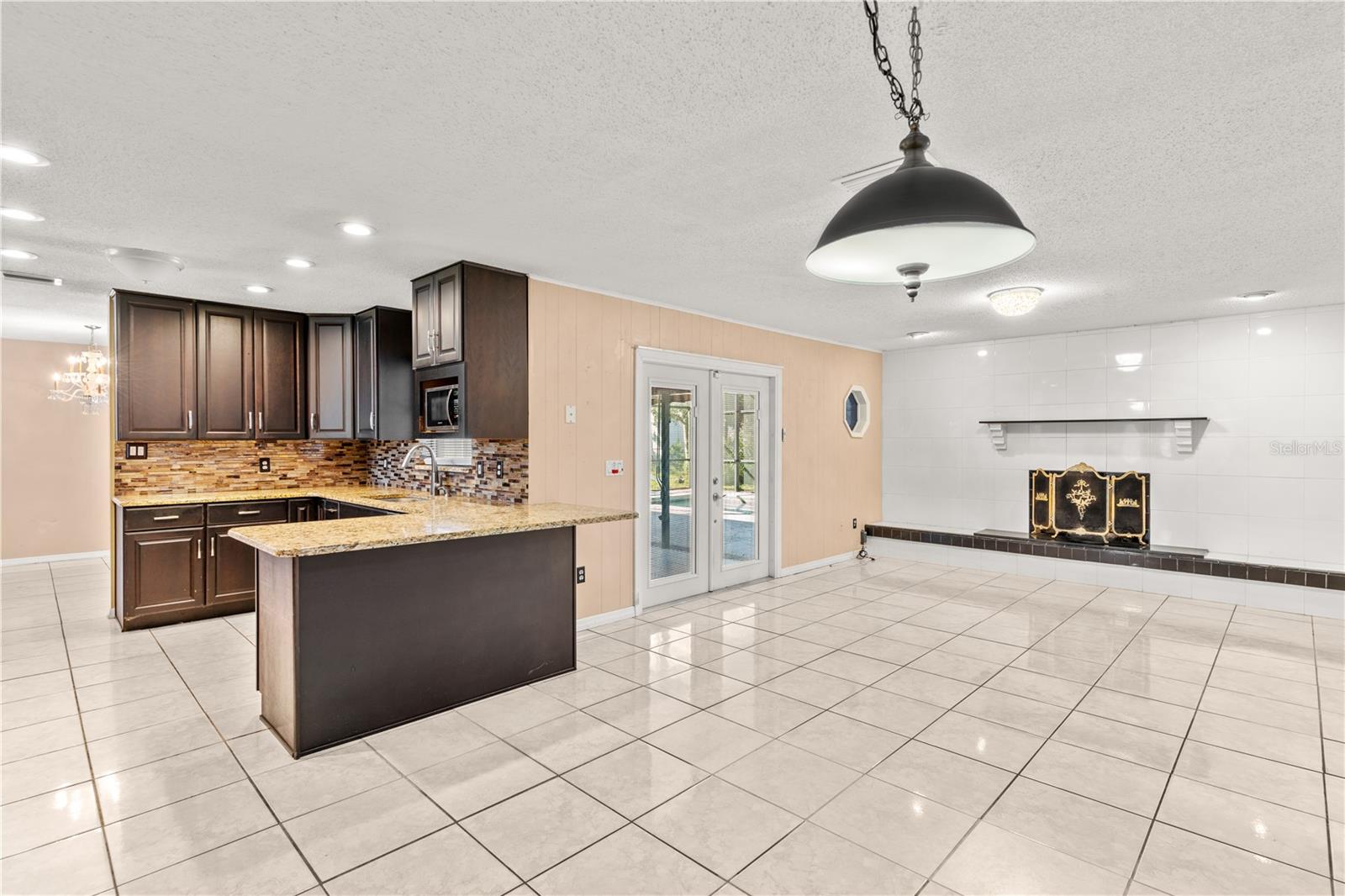 2050 GREENVIEW DR