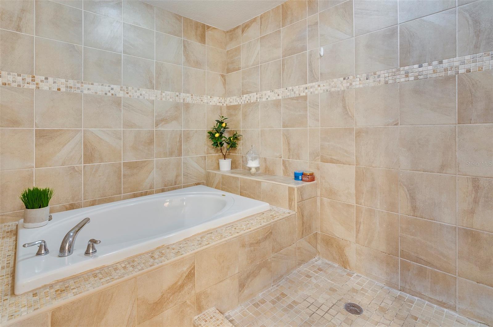 285 VALENCIA CIR