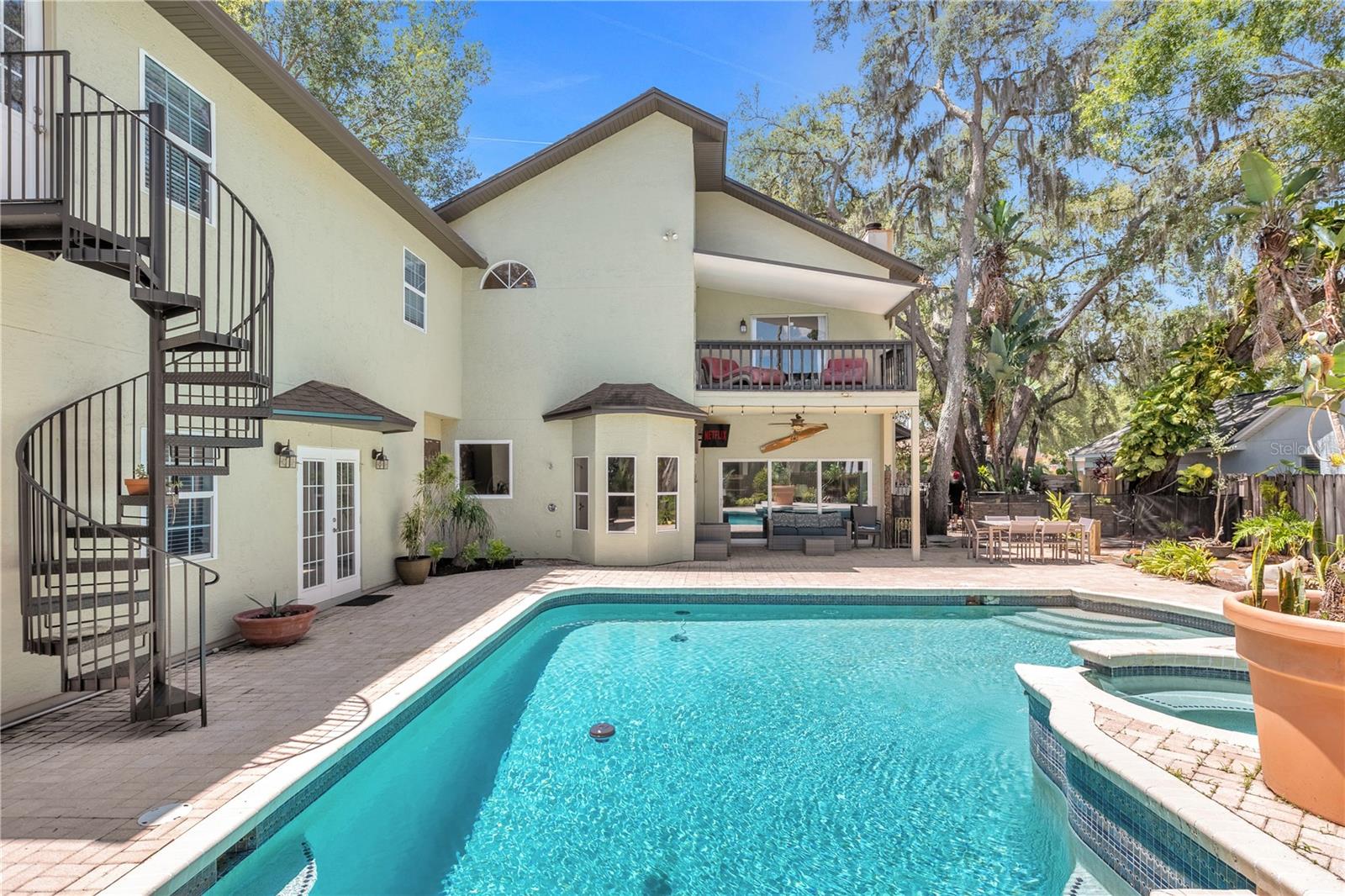 5231 SECLUDED OAKS DR