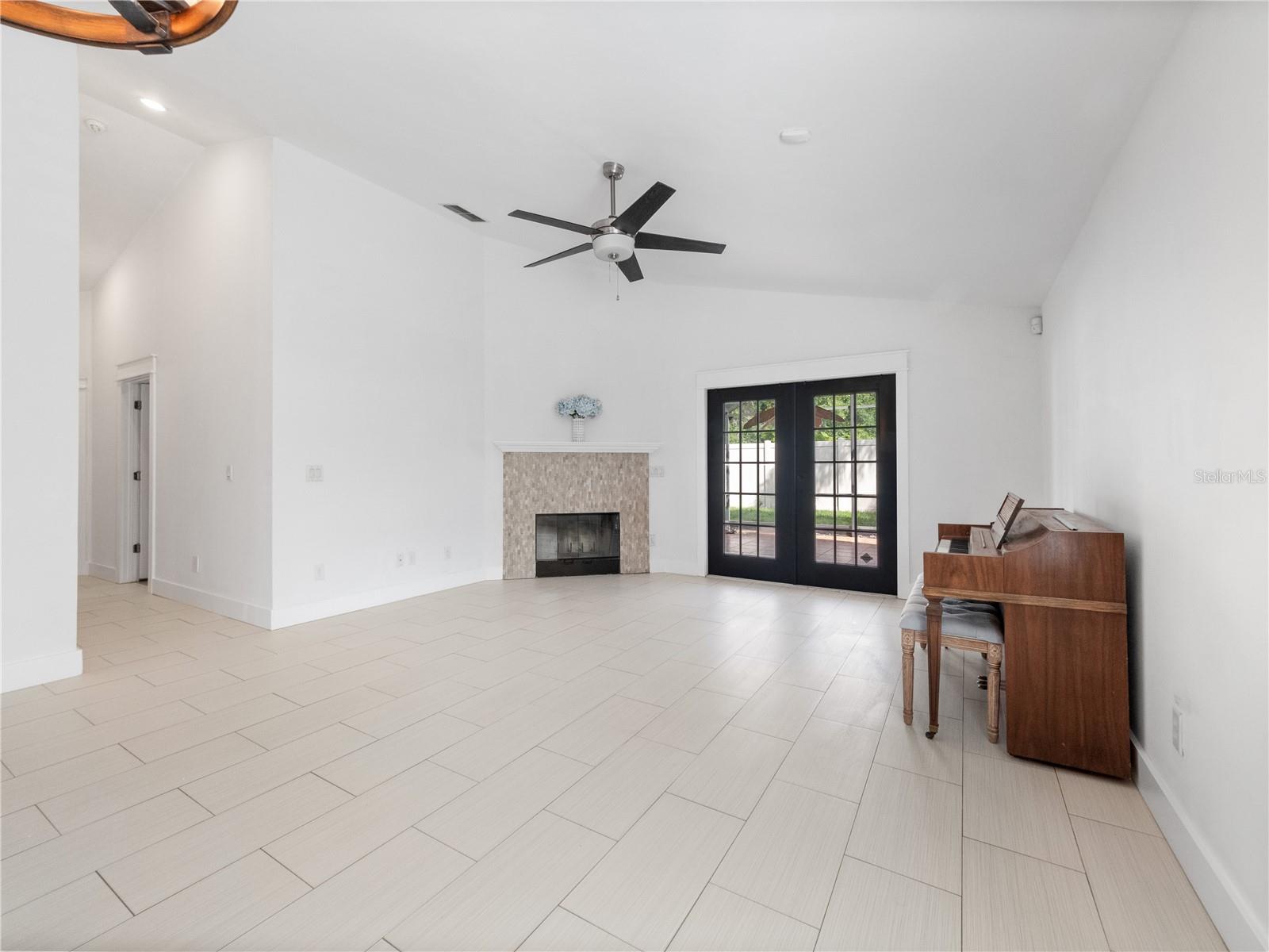 9469 SOUTHERN GARDEN CIR