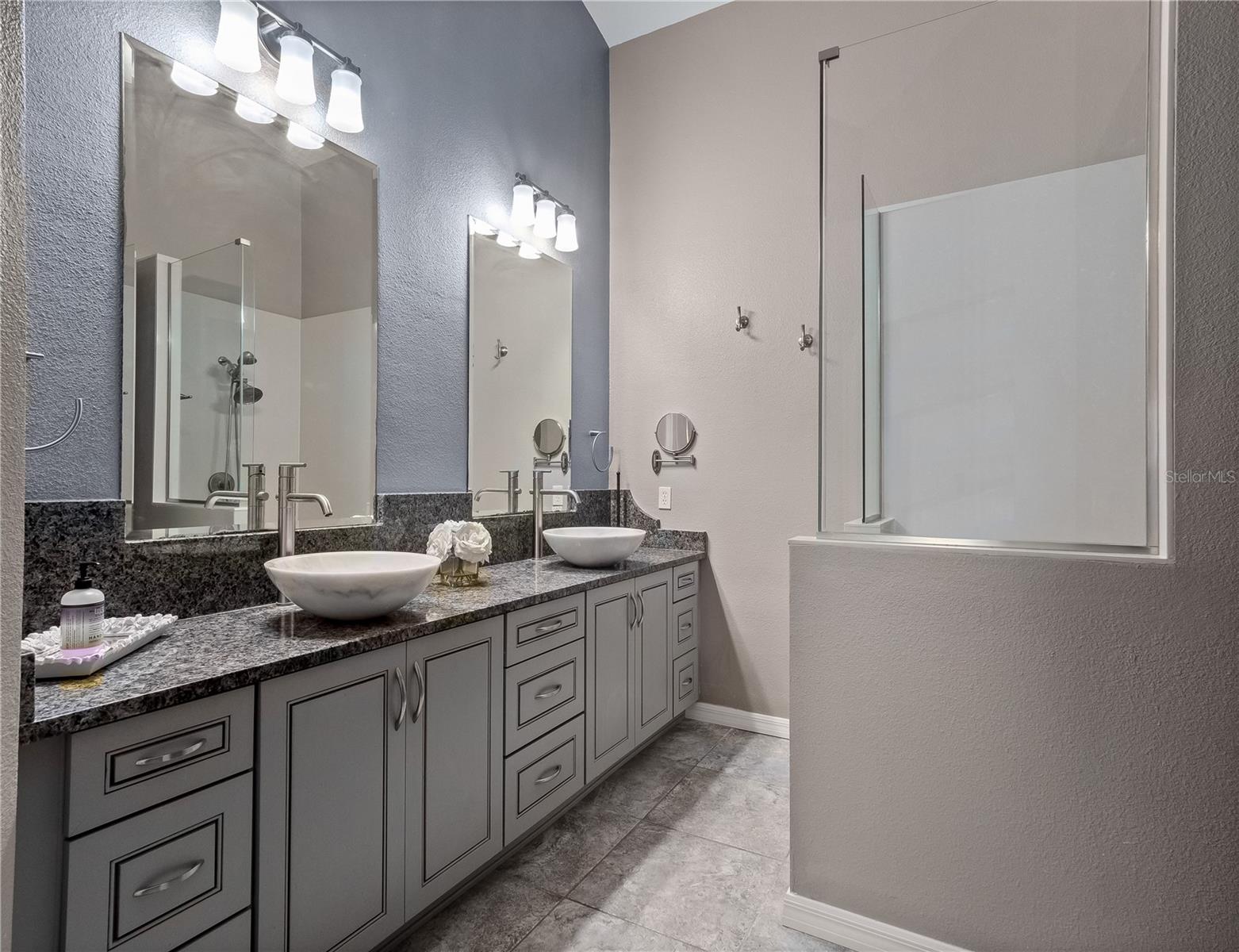 9469 SOUTHERN GARDEN CIR