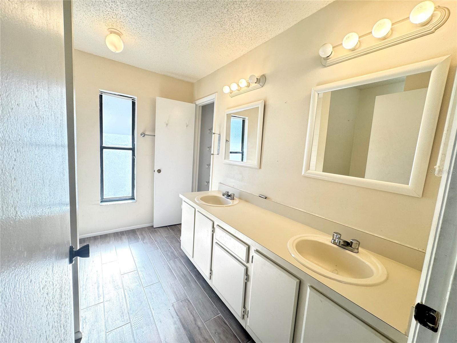 1045 SUGARBERRY TRL