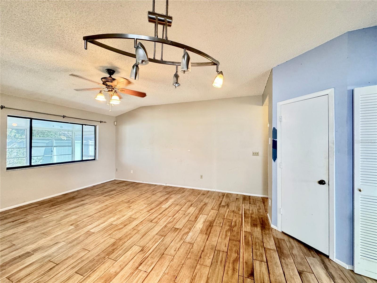 1045 SUGARBERRY TRL