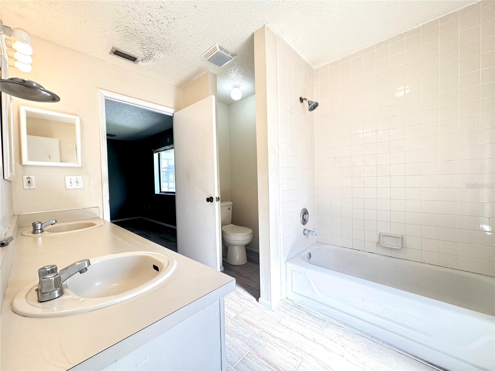 1045 SUGARBERRY TRL