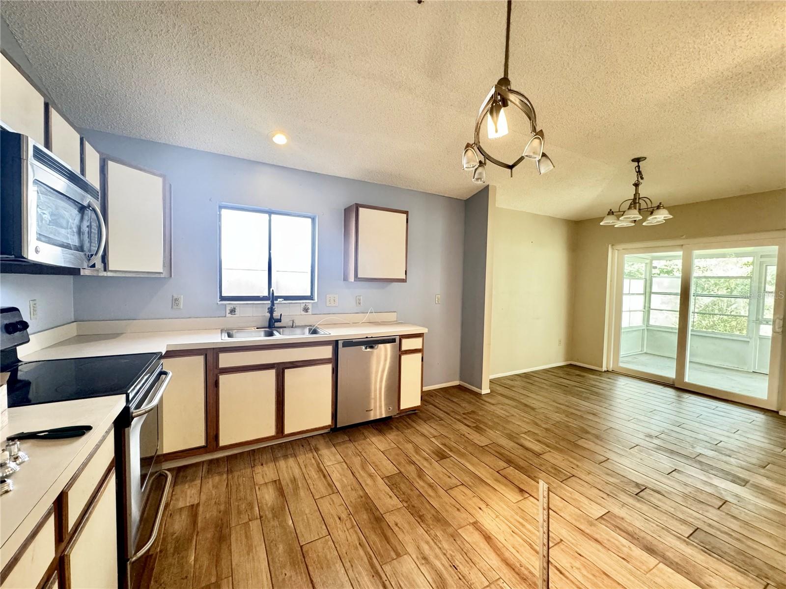 1045 SUGARBERRY TRL