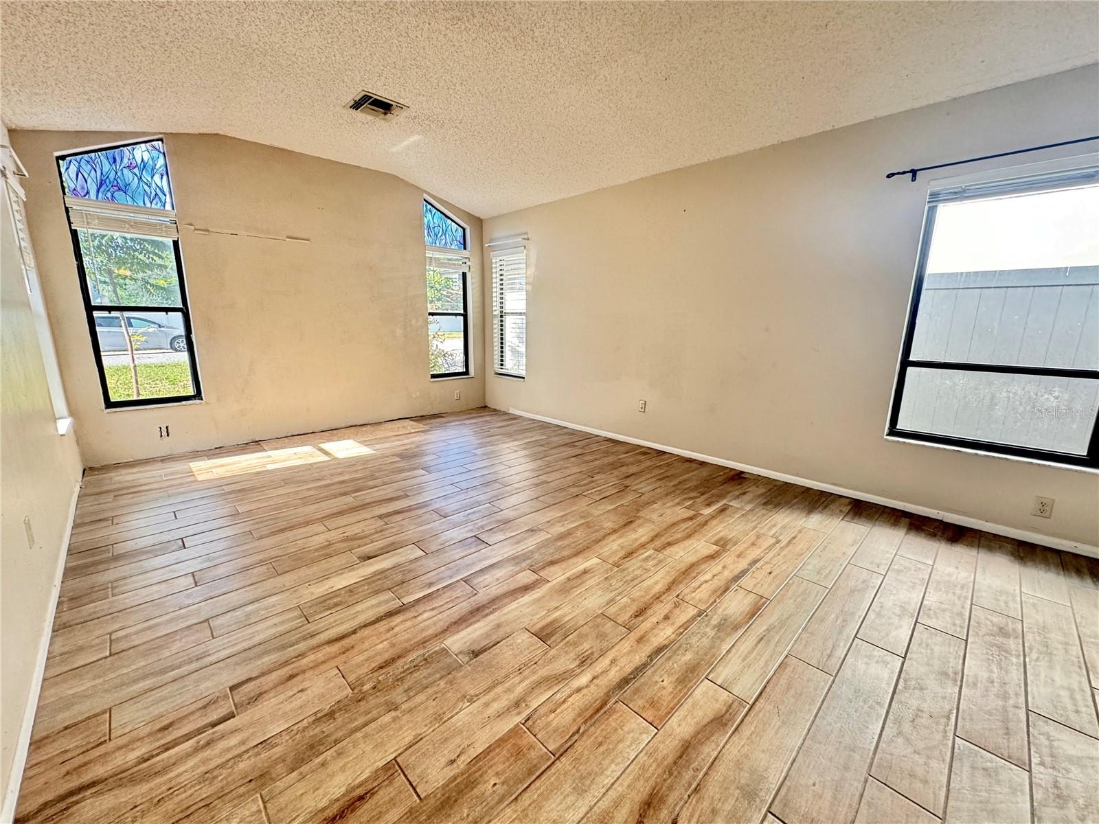 1045 SUGARBERRY TRL