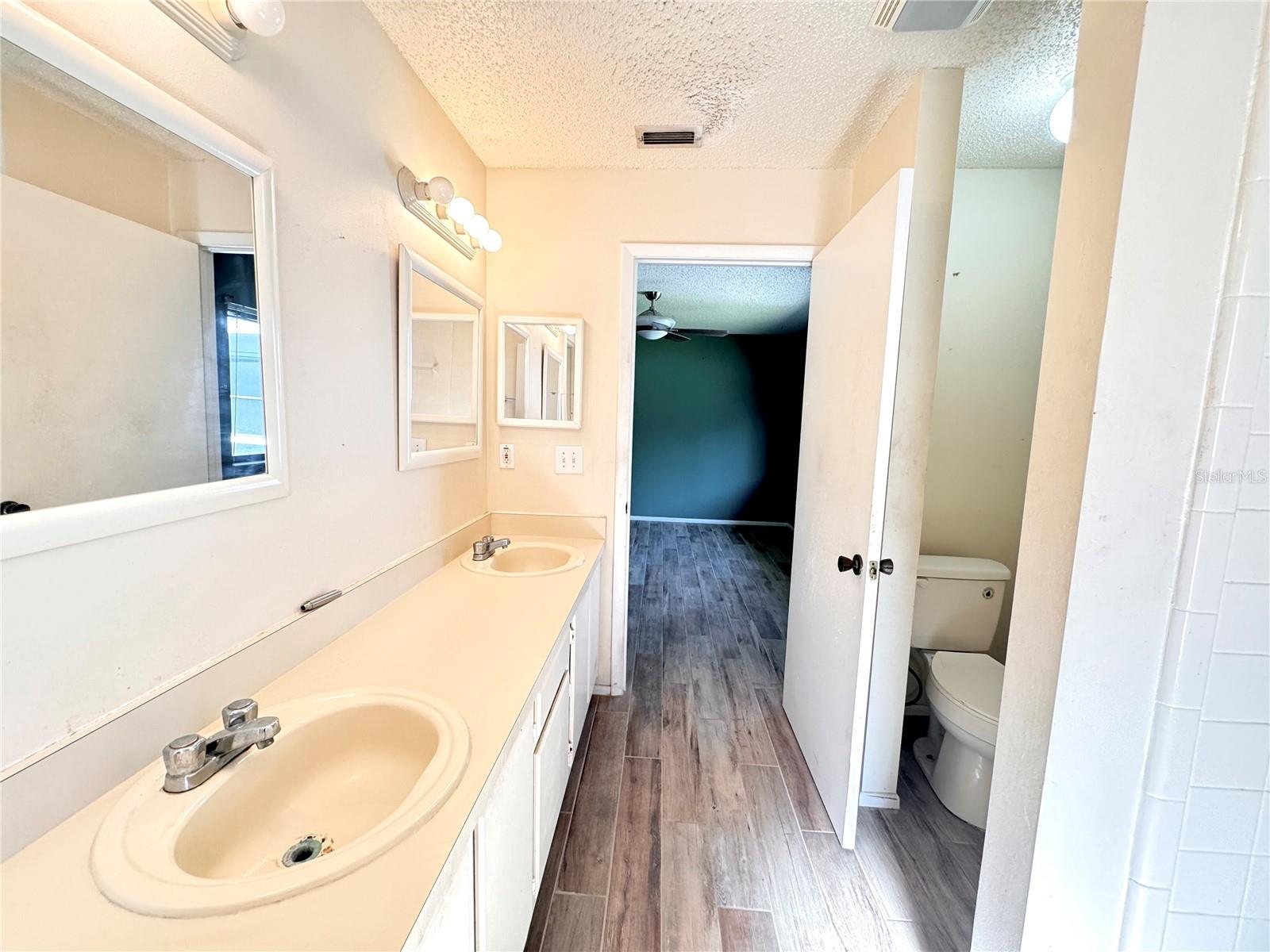 1045 SUGARBERRY TRL