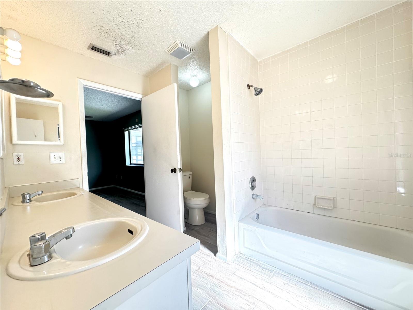 1045 SUGARBERRY TRL