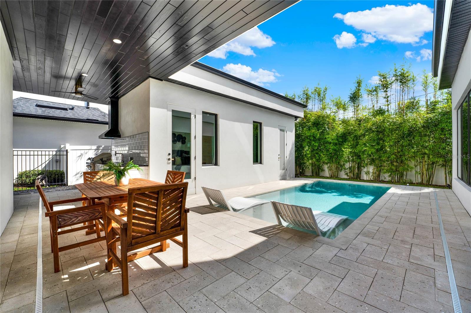 501 COUNTRY CLUB DR
