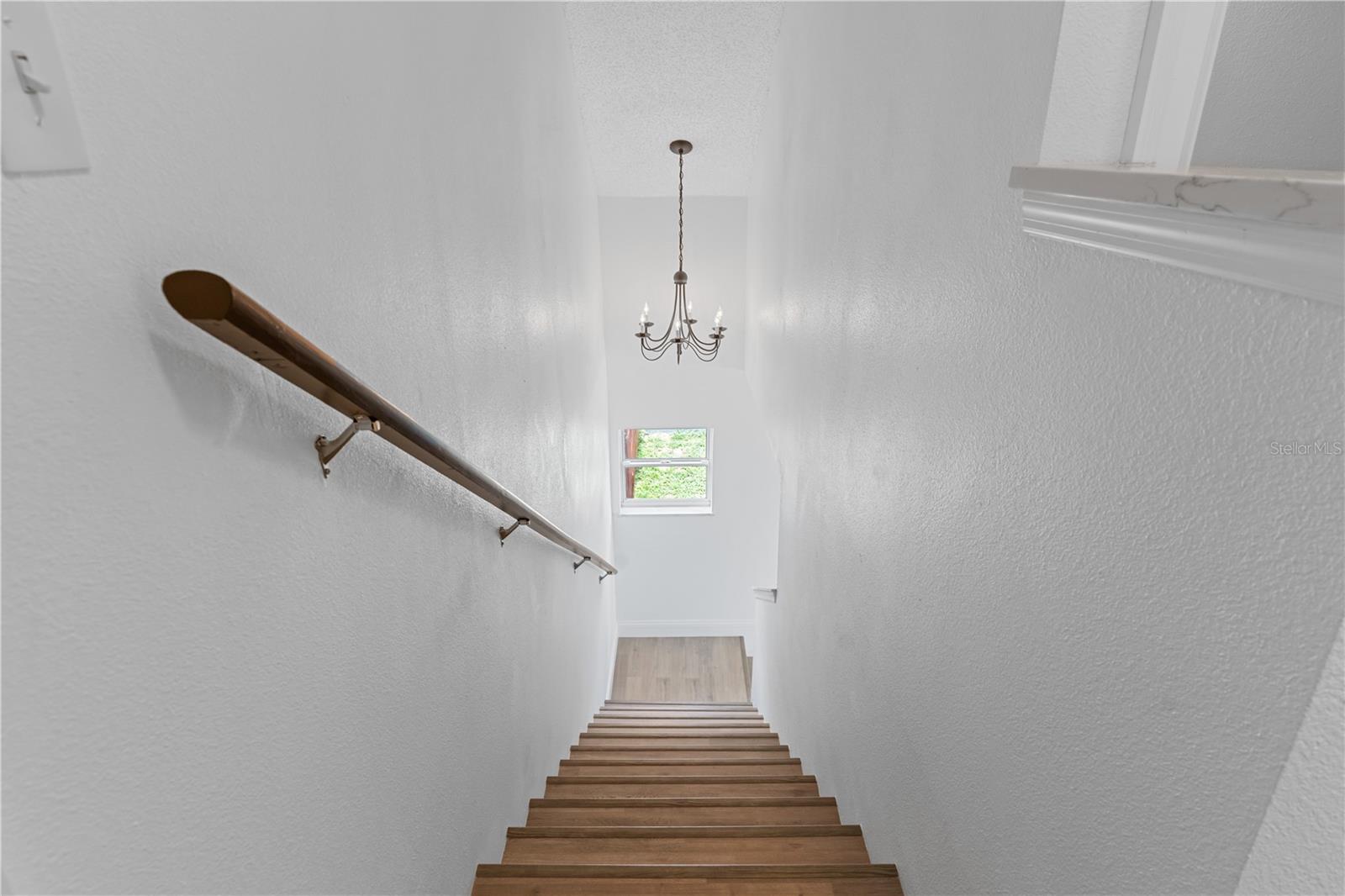421 ROLLINS DR