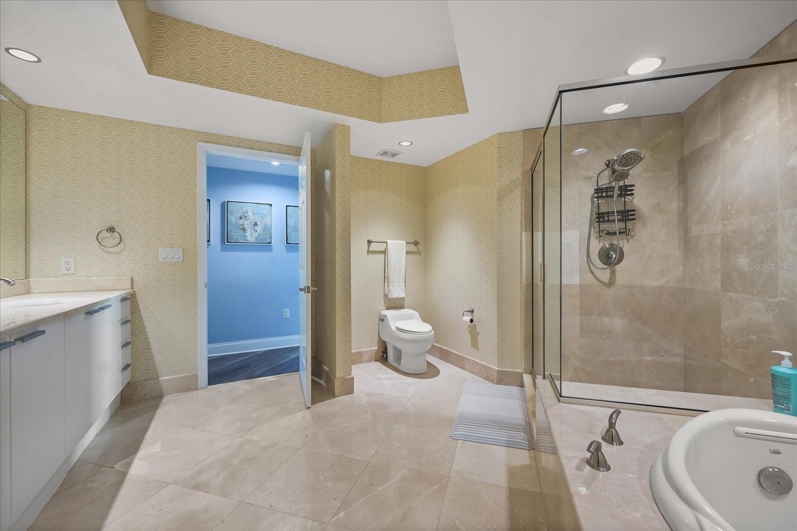 241 RIVERSIDE DR #902