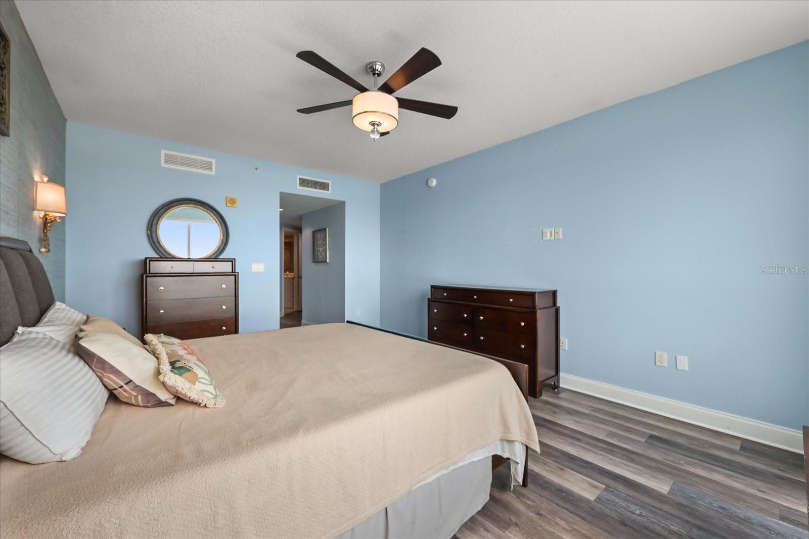 241 RIVERSIDE DR #902