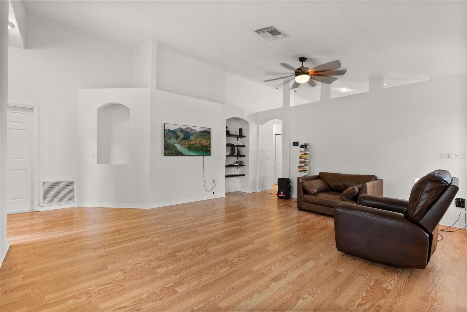 1011 VASSAR DR