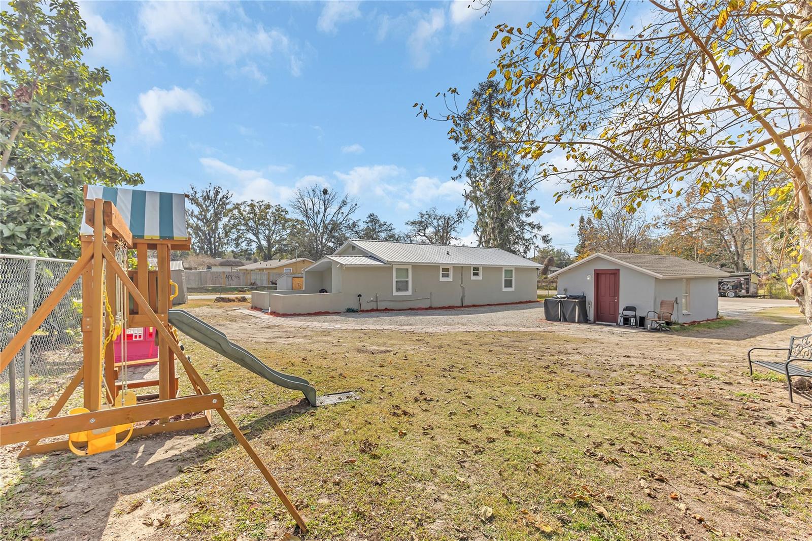 2121 WOODLAND DR
