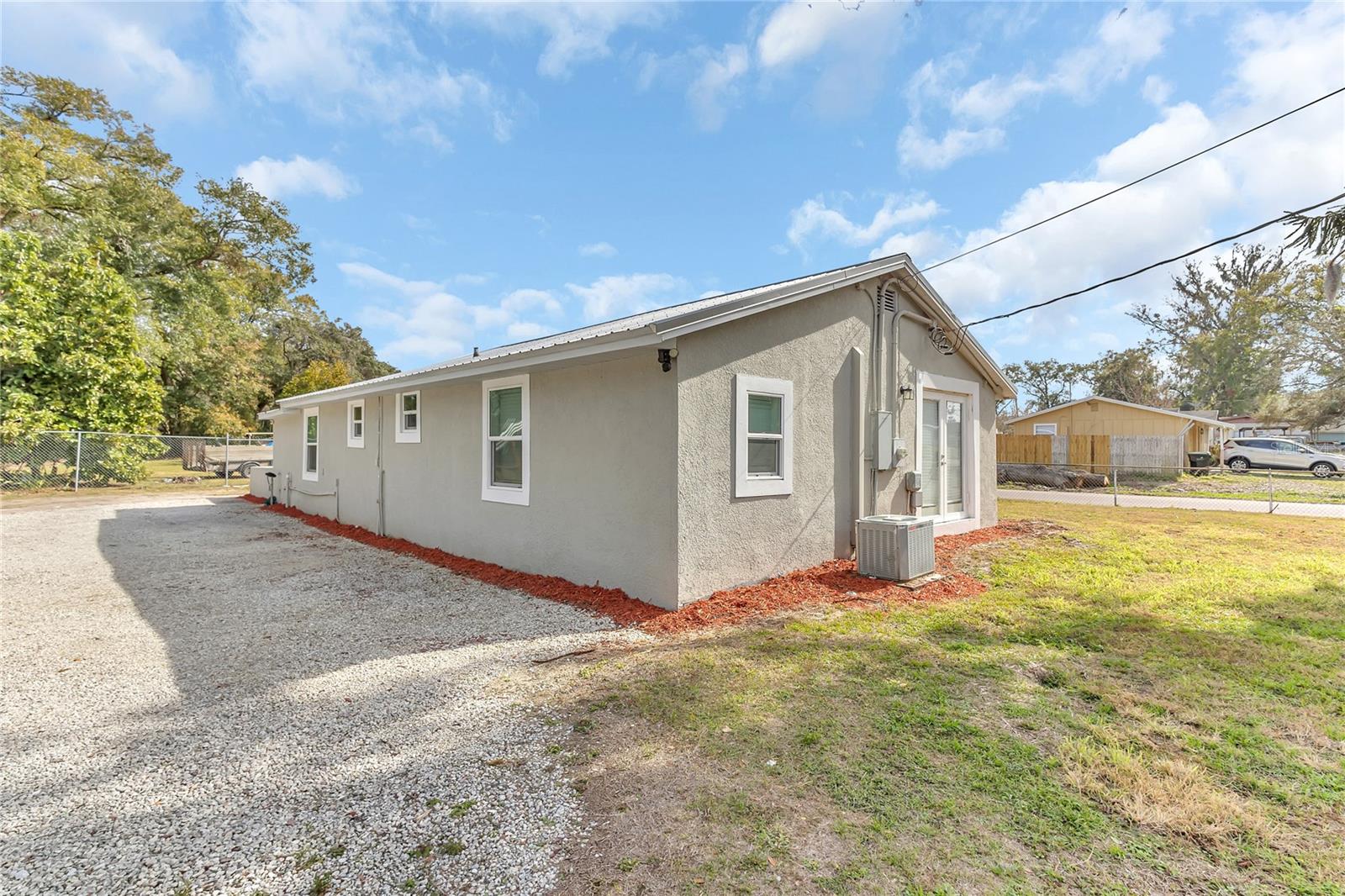 2121 WOODLAND DR