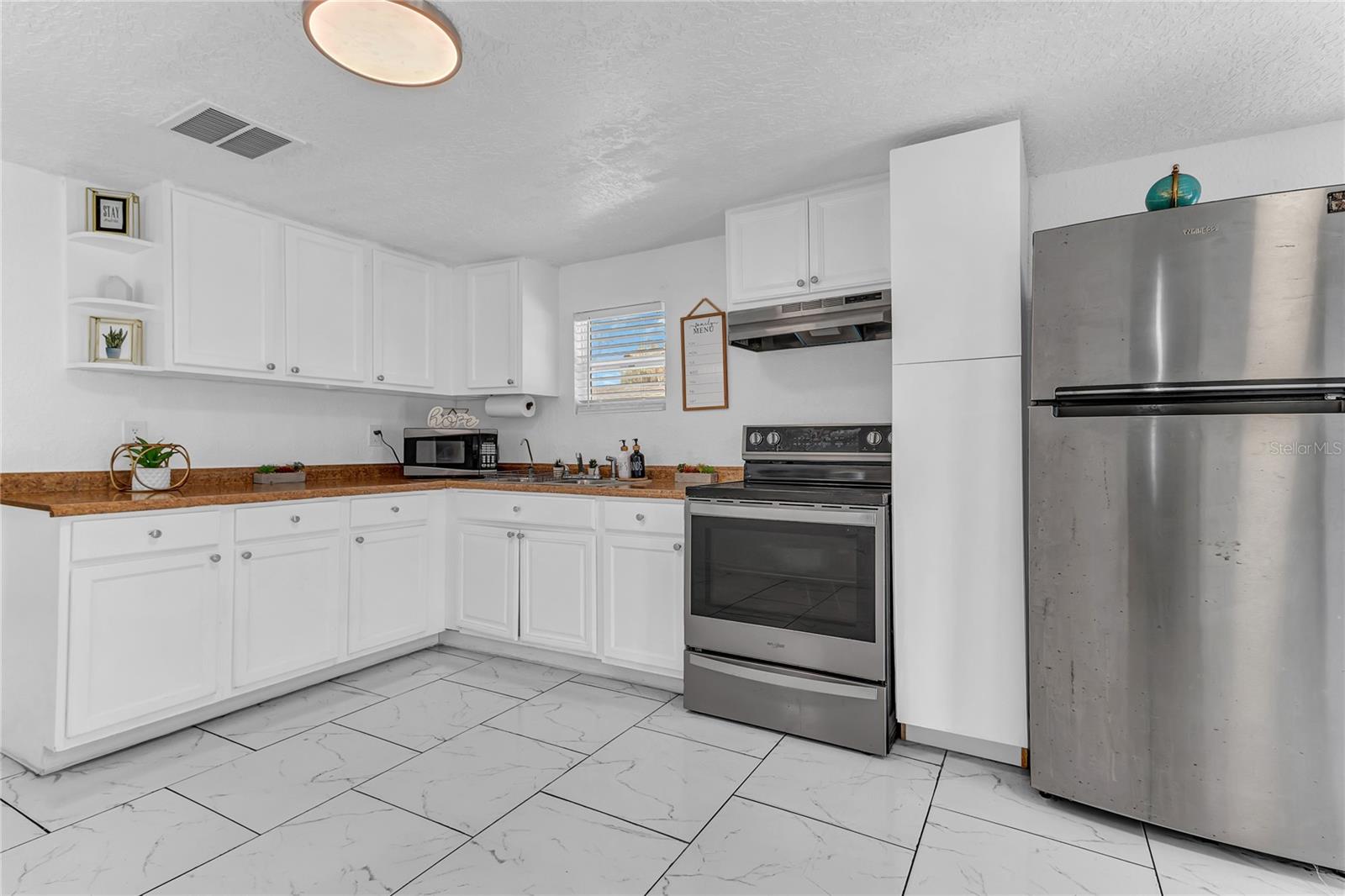 2121 WOODLAND DR