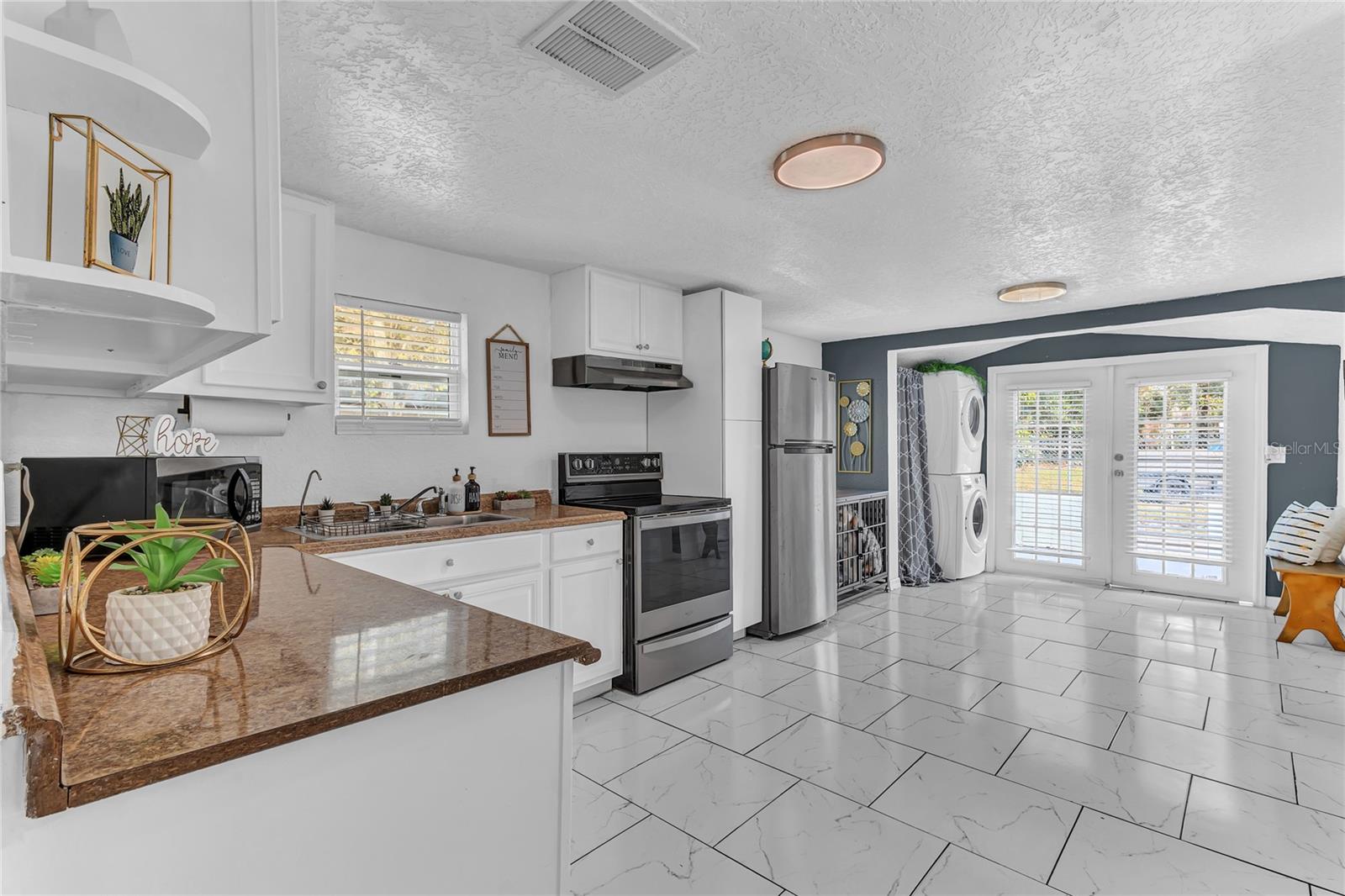 2121 WOODLAND DR