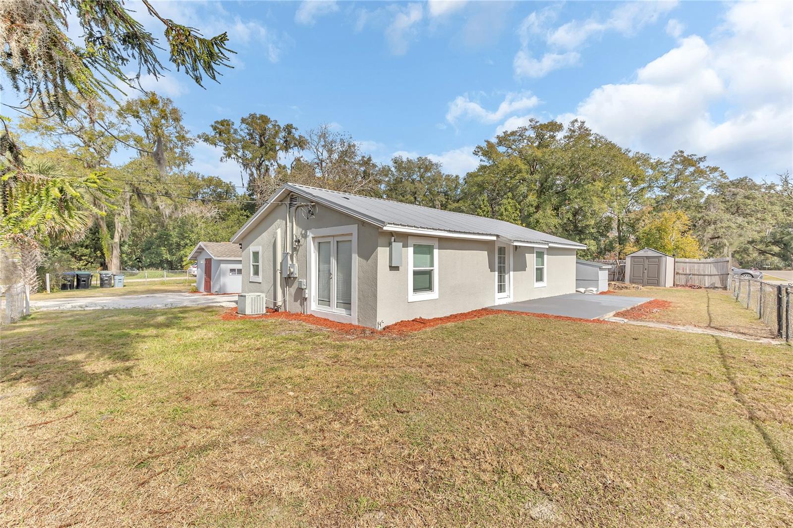 2121 WOODLAND DR