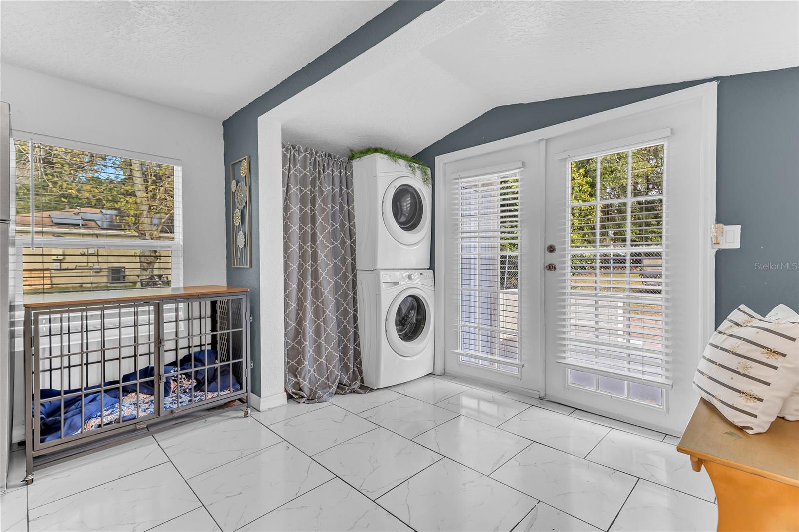 2121 WOODLAND DR
