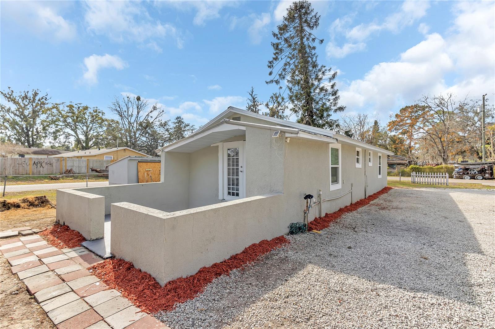 2121 WOODLAND DR