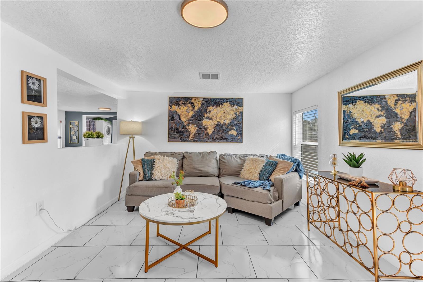 2121 WOODLAND DR