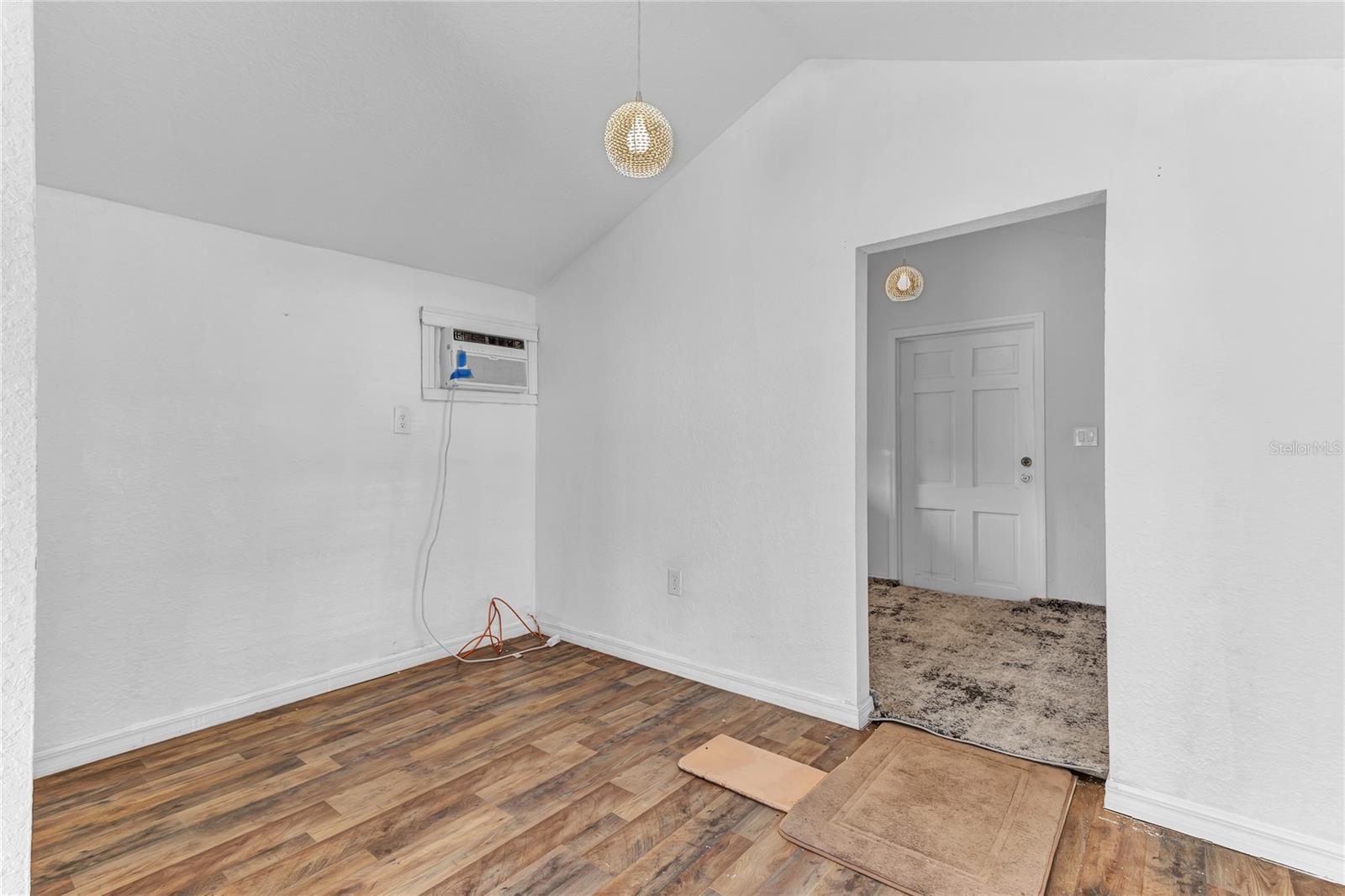 2121 WOODLAND DR