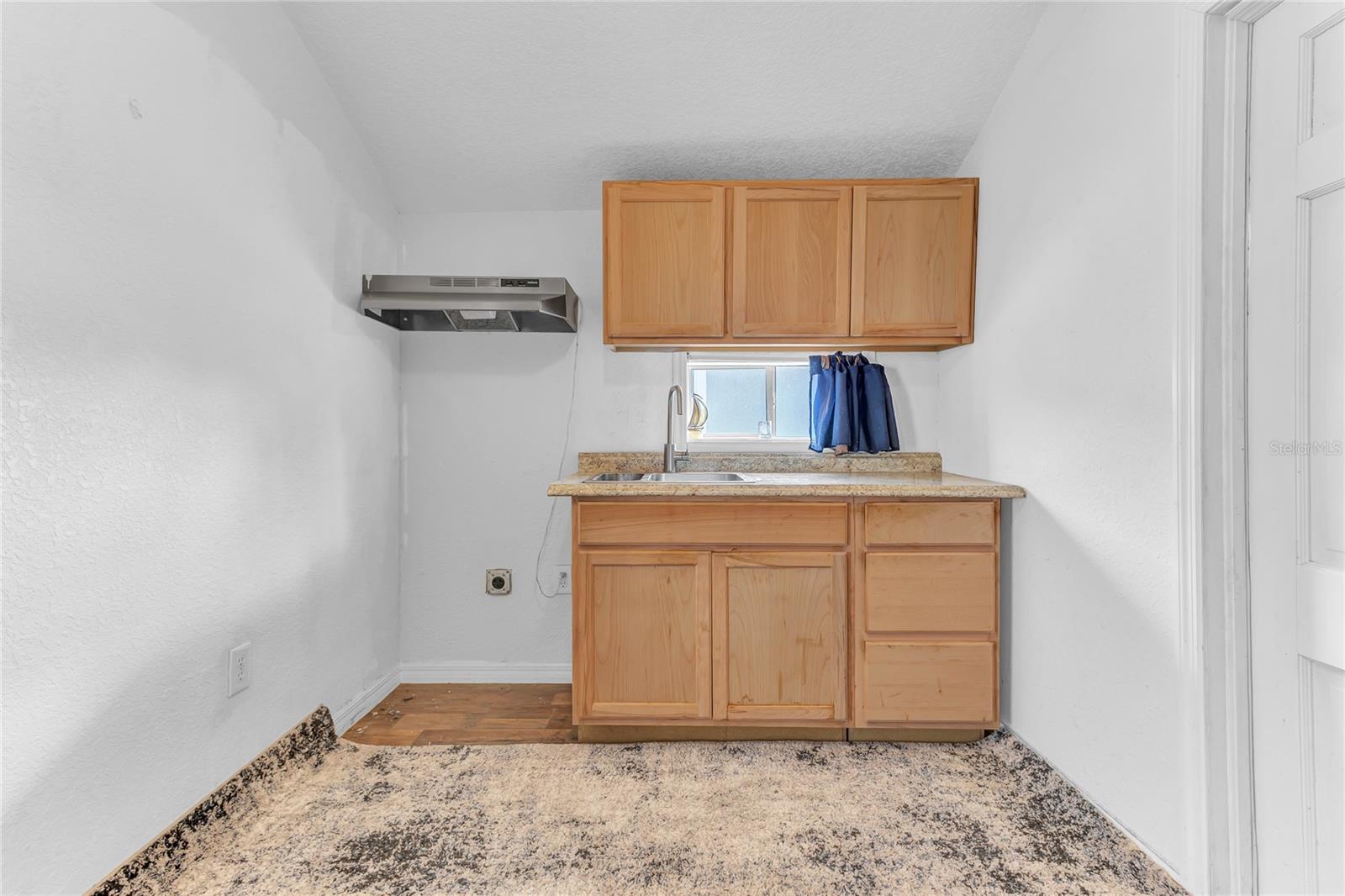 2121 WOODLAND DR