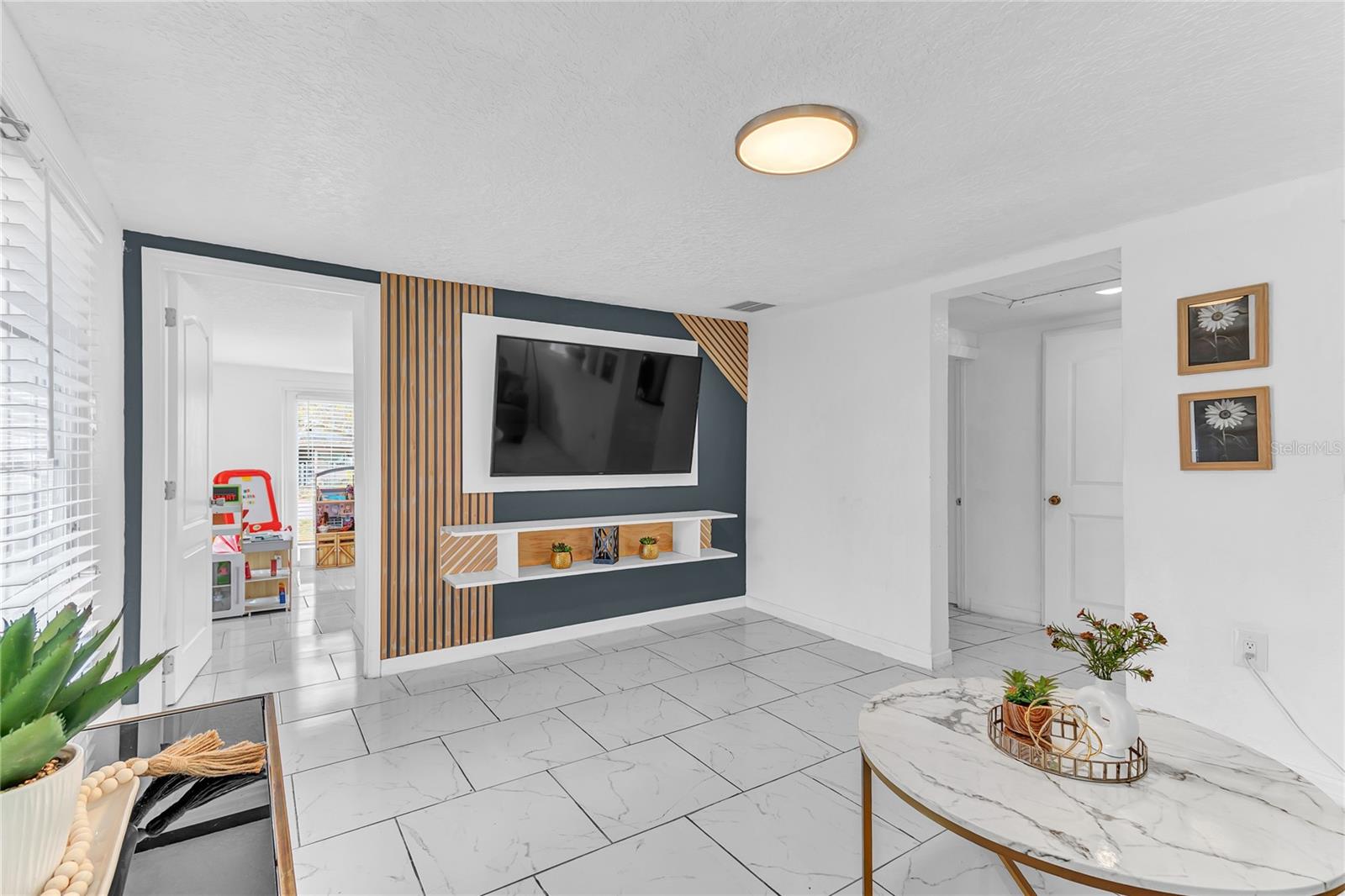 2121 WOODLAND DR